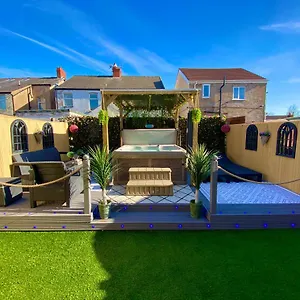 Holiday home New…the Hottub House Pleasure